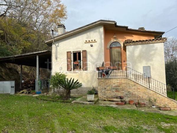 casa indipendente in vendita a Castorano