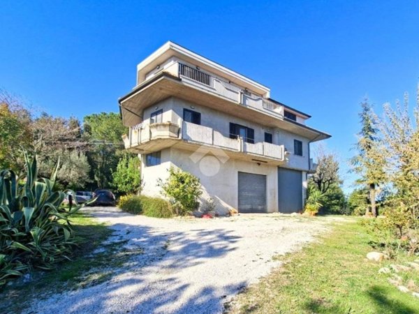 casa indipendente in vendita a Castorano