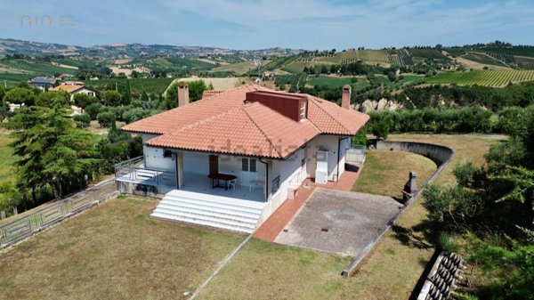 casa indipendente in vendita a Castorano