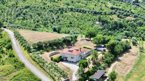casa indipendente in vendita a Castorano