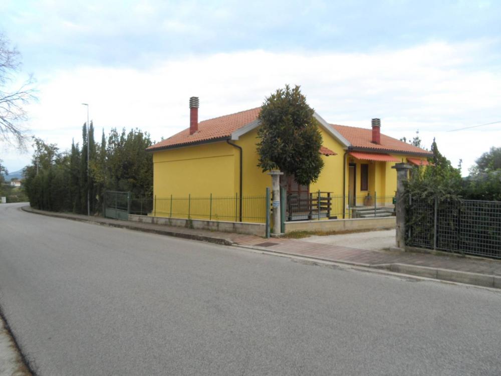 casa indipendente in vendita a Castorano