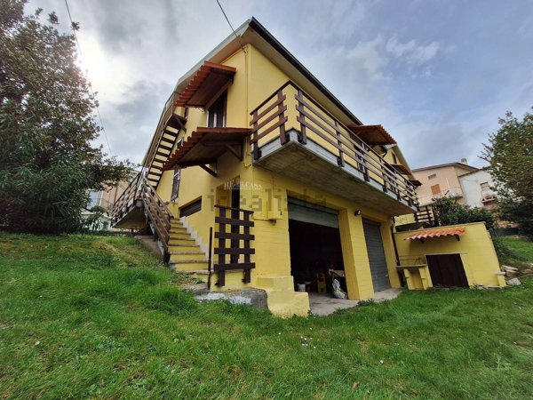 casa indipendente in vendita a Castorano