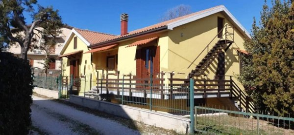 casa indipendente in vendita a Castorano