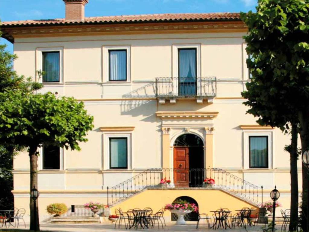 intera palazzina in vendita a Colli del Tronto in zona Villa San Giuseppe