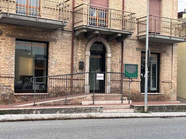 locale commerciale in vendita a Colli del Tronto