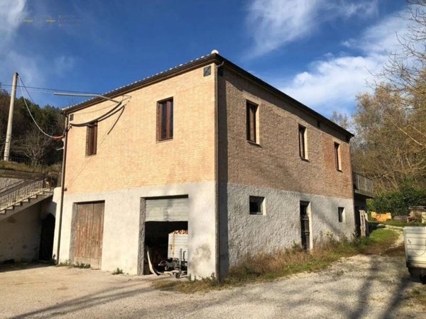 casa indipendente in vendita a Comunanza in zona Casale