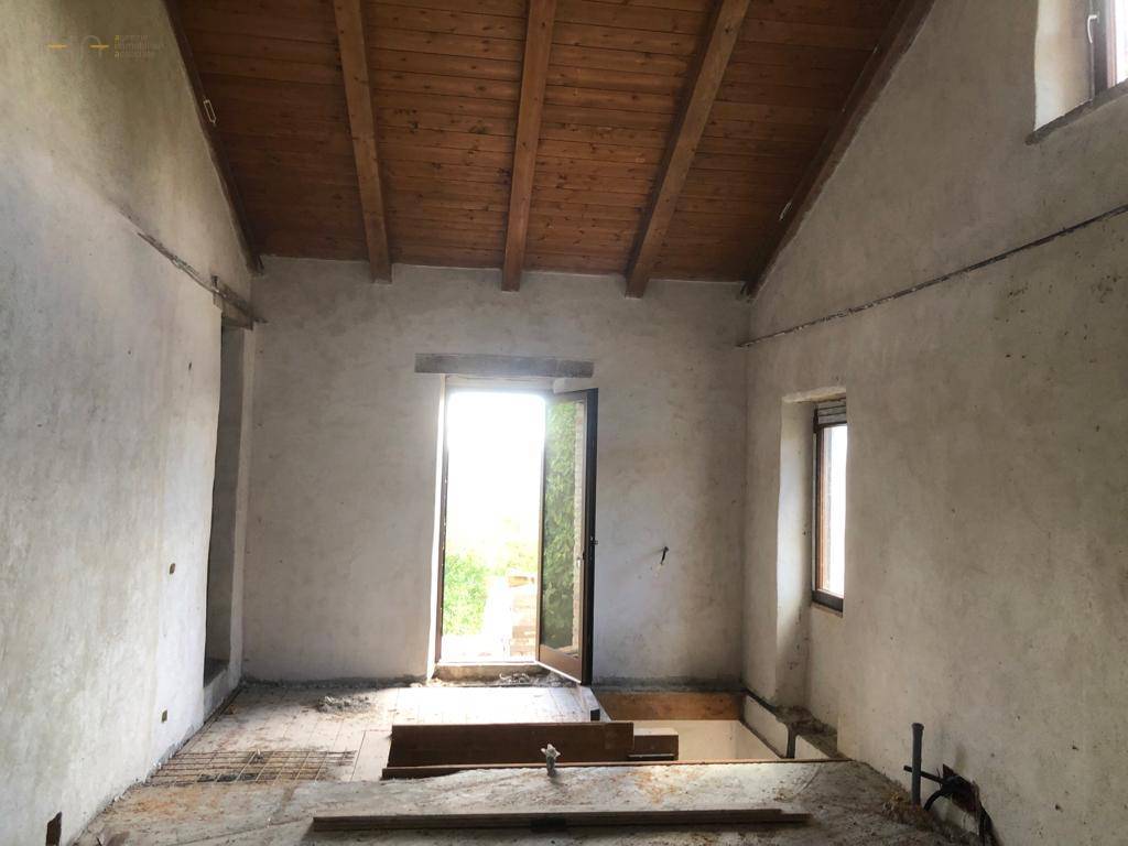 casa indipendente in vendita a Comunanza