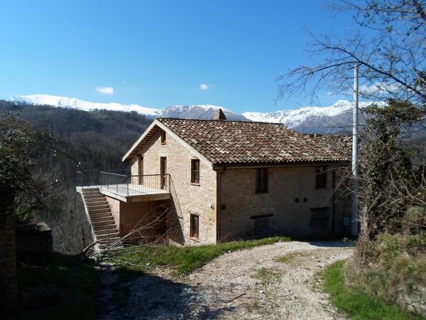 casa semindipendente in vendita a Comunanza
