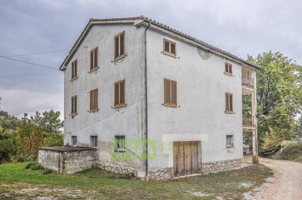 casa indipendente in vendita a Comunanza in zona Casale