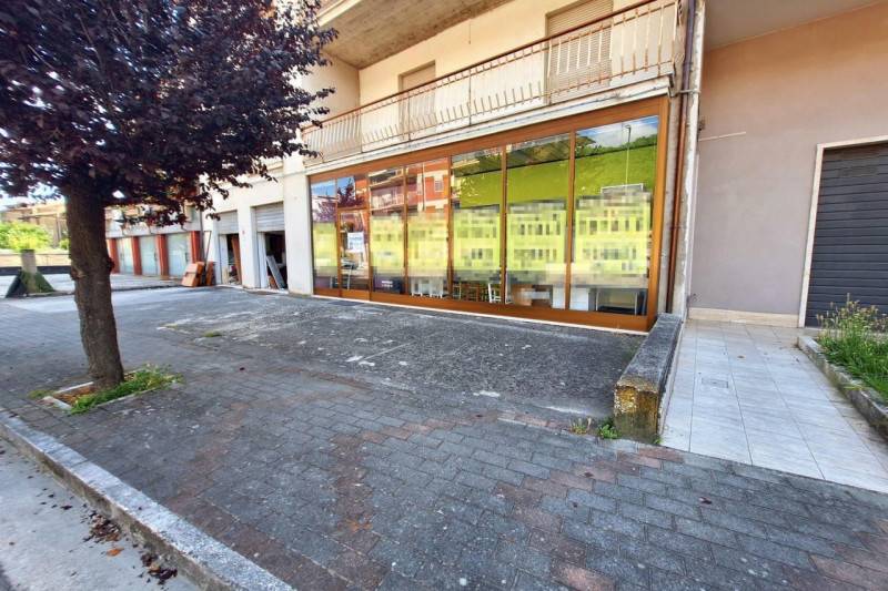 negozio in vendita a Comunanza