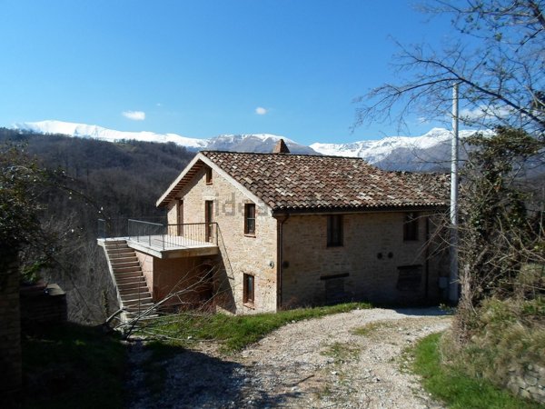 casa semindipendente in vendita a Comunanza