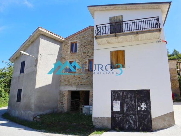 intera palazzina in vendita a Comunanza in zona Illice