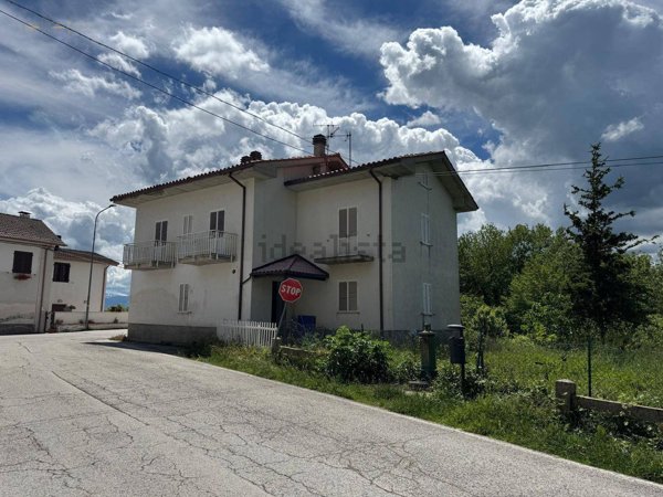 casa indipendente in vendita a Comunanza