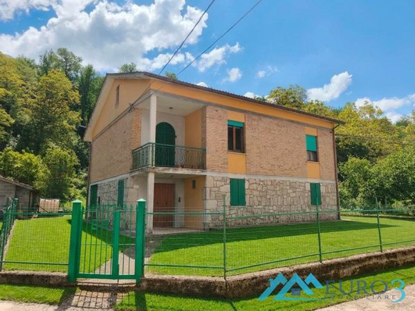casa indipendente in vendita a Comunanza in zona Illice