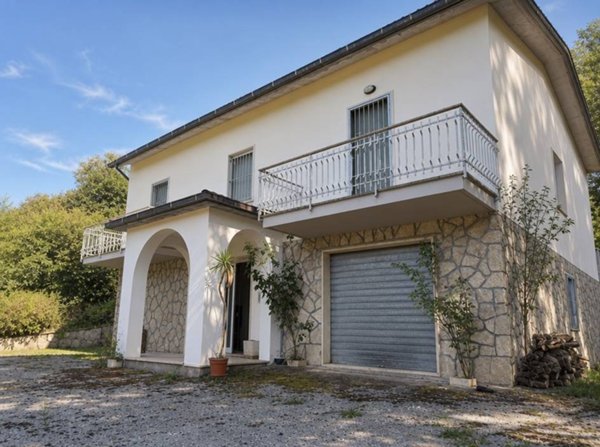 casa indipendente in vendita a Comunanza in zona Casale