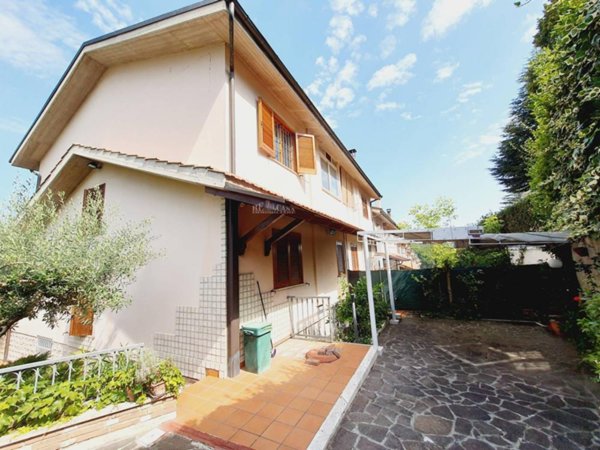 casa indipendente in vendita a Folignano