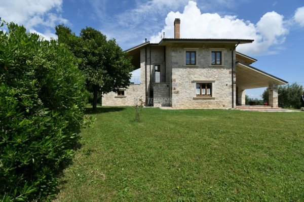 casa indipendente in vendita a Folignano