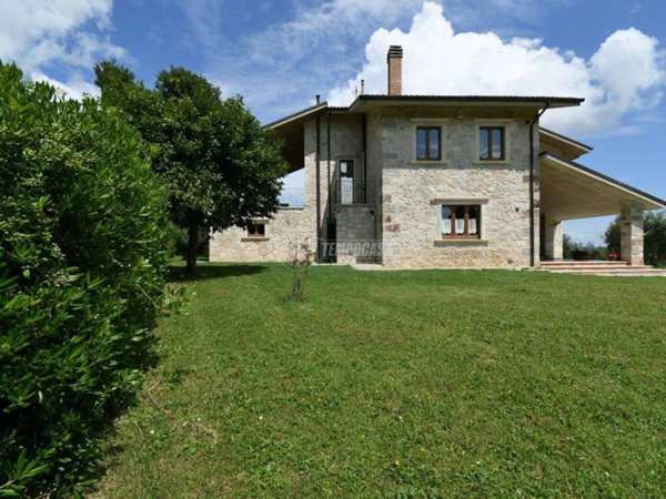 casa indipendente in vendita a Folignano