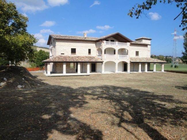 casa indipendente in vendita a Folignano