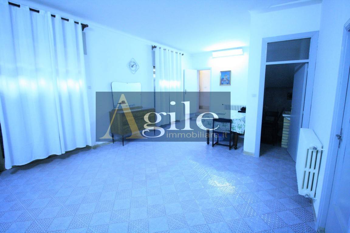 intera palazzina in vendita a Folignano in zona Castel Folignano