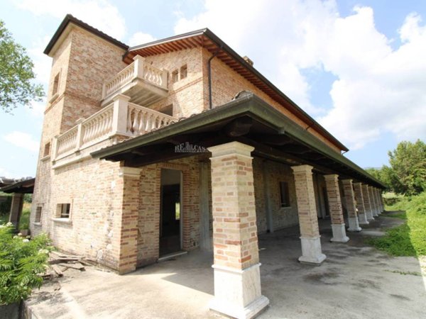 casa indipendente in vendita a Folignano