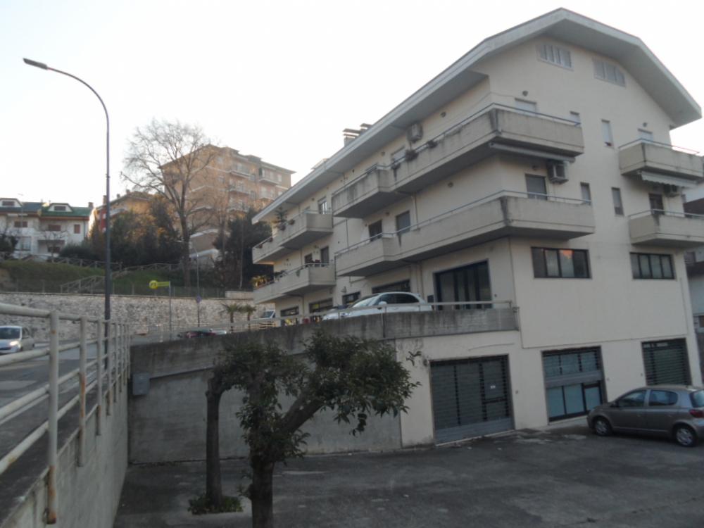 casa indipendente in vendita a Folignano