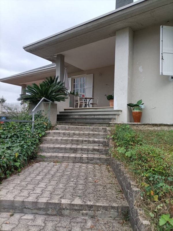 casa indipendente in vendita a Folignano