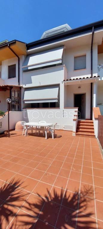 casa indipendente in vendita a Folignano