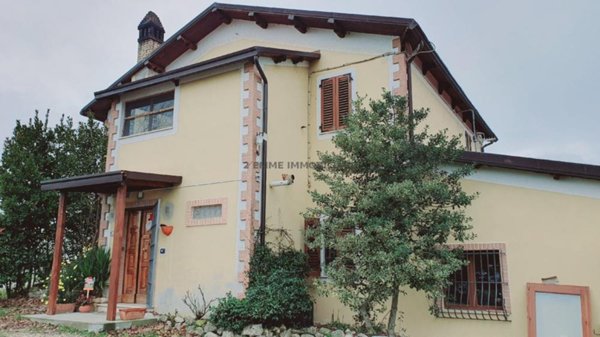 casa indipendente in vendita a Folignano