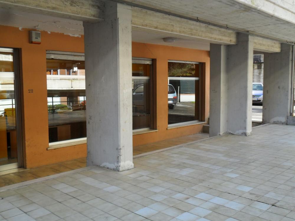 negozio in vendita a Folignano