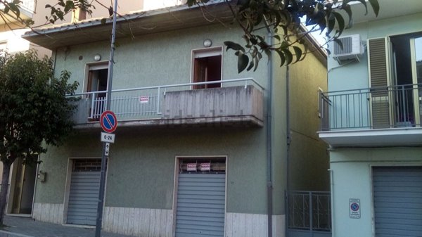 esavano in vendita a Folignano