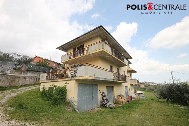 casa indipendente in vendita a Folignano