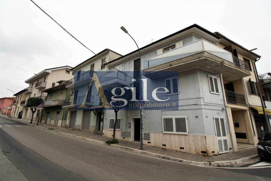 intera palazzina in vendita a Folignano in zona Castel Folignano