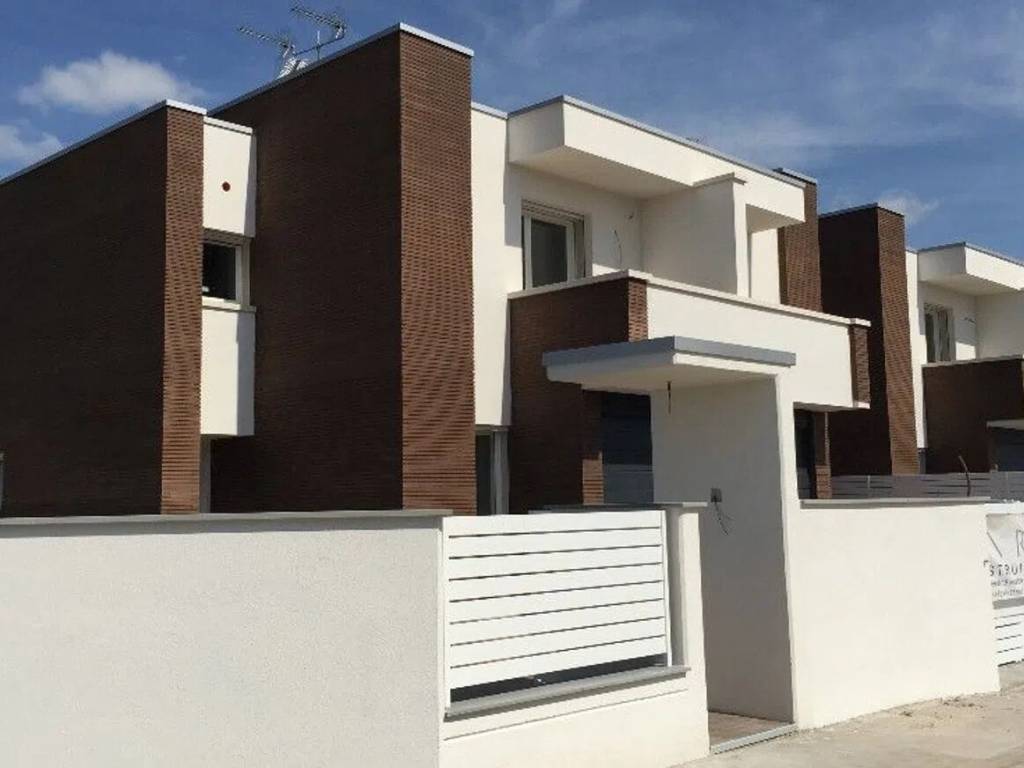 casa indipendente in vendita a Folignano