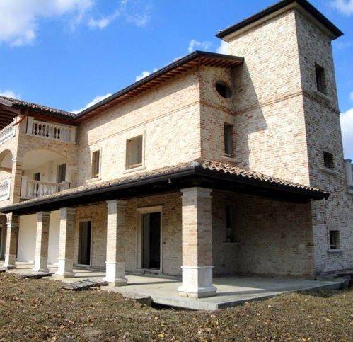 casa indipendente in vendita a Folignano