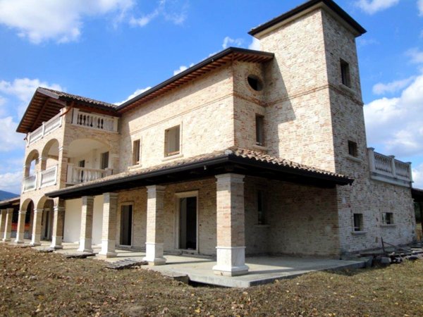 casa indipendente in vendita a Folignano