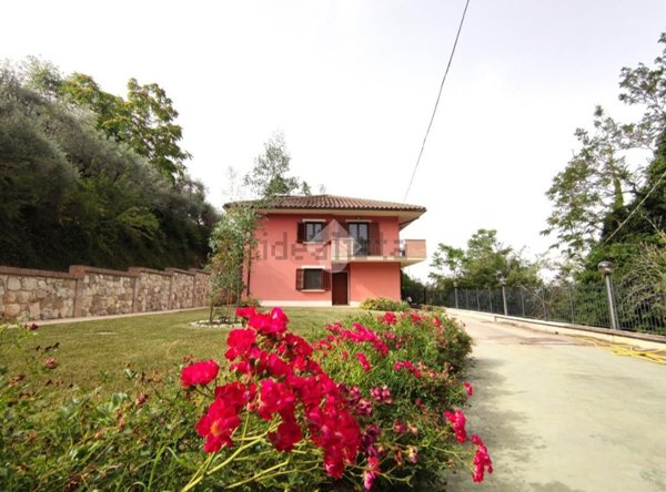 casa indipendente in vendita a Folignano