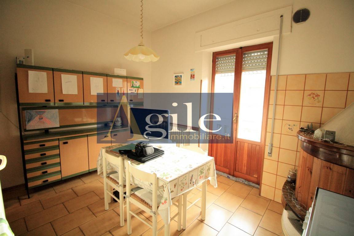 intera palazzina in vendita a Folignano in zona Castel Folignano