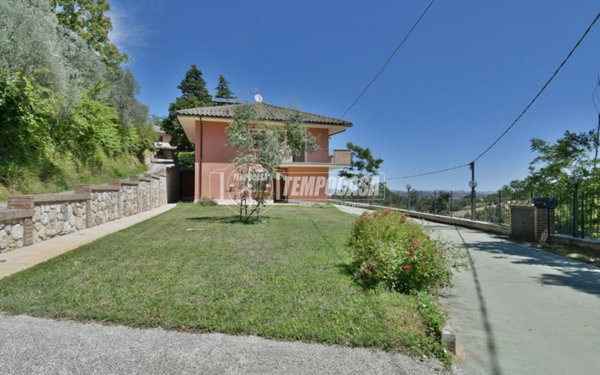 casa indipendente in vendita a Folignano