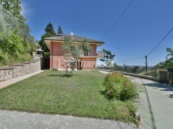 casa indipendente in vendita a Folignano