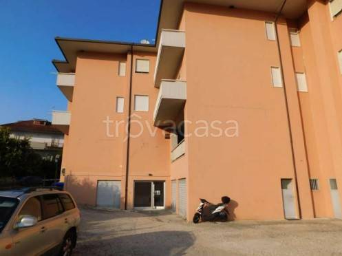 locale commerciale in vendita a Folignano