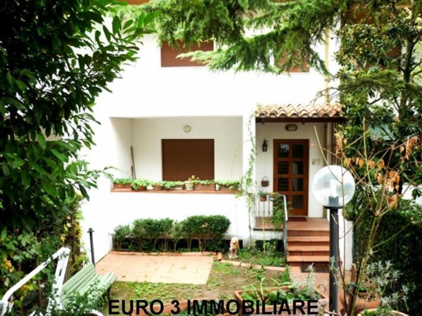casa indipendente in vendita a Folignano