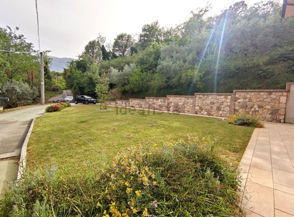 esavano in vendita a Folignano