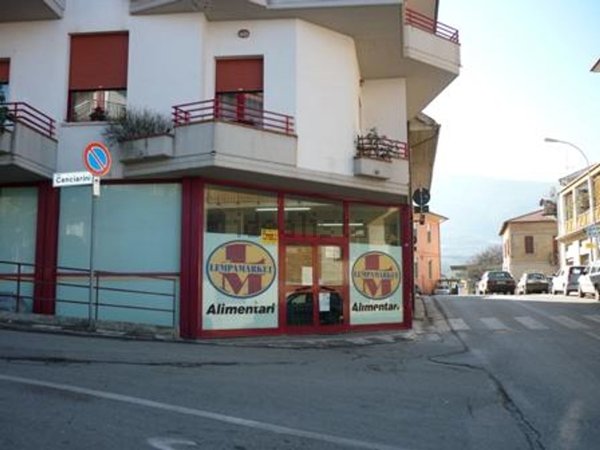 locale commerciale in vendita a Folignano