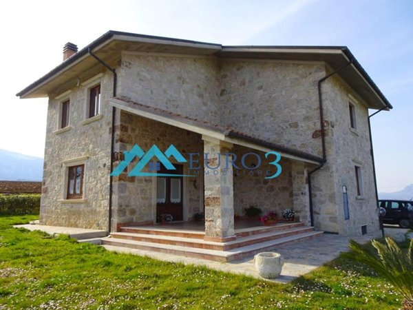 casa indipendente in vendita a Folignano