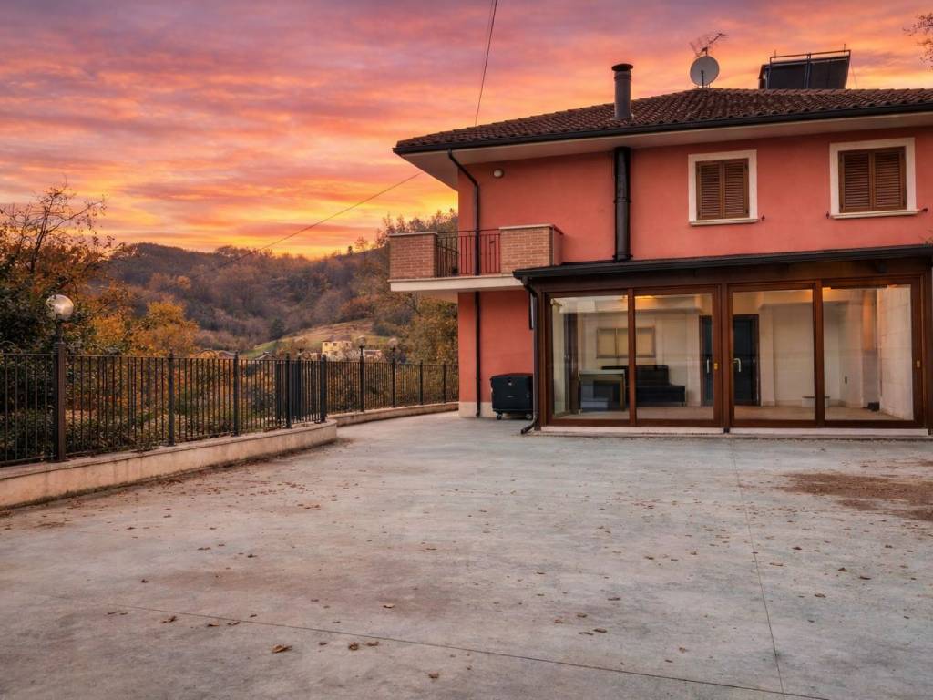 casa indipendente in vendita a Folignano