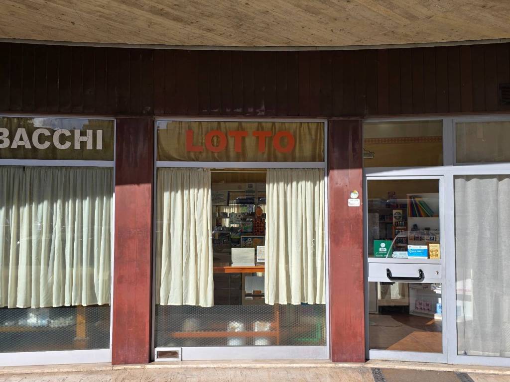 negozio in vendita a Folignano in zona Villa Pigna