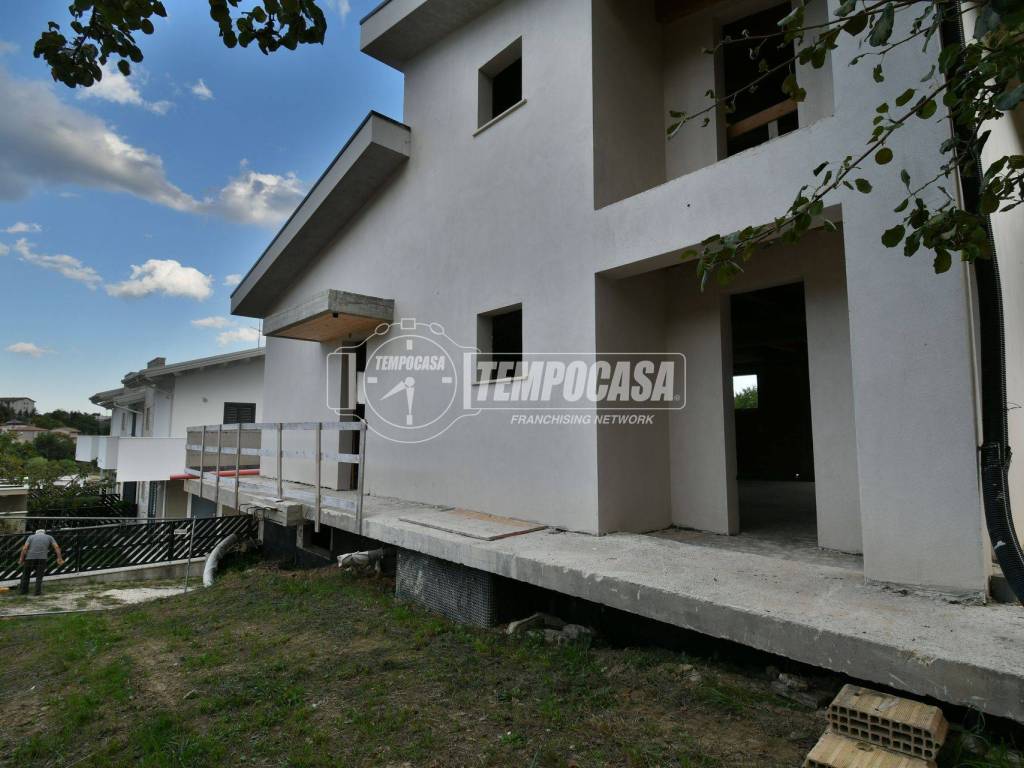 casa indipendente in vendita a Folignano