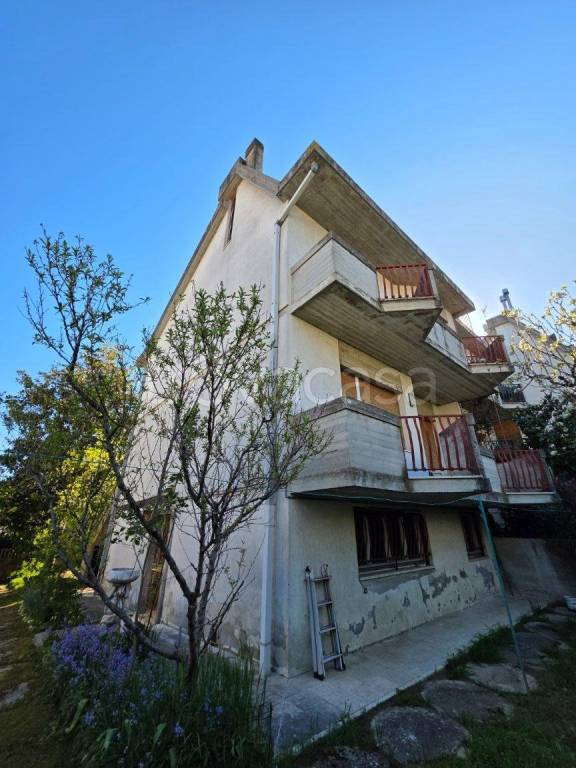 casa indipendente in vendita a Folignano