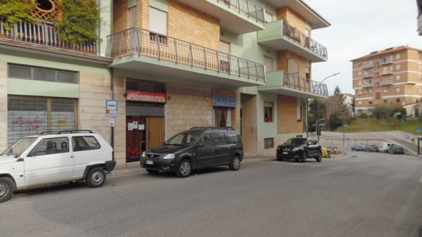locale commerciale in vendita a Folignano